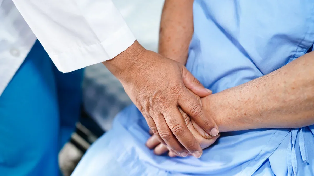Docteur, toucher, asiatique, femme aînée, patient, à, amour