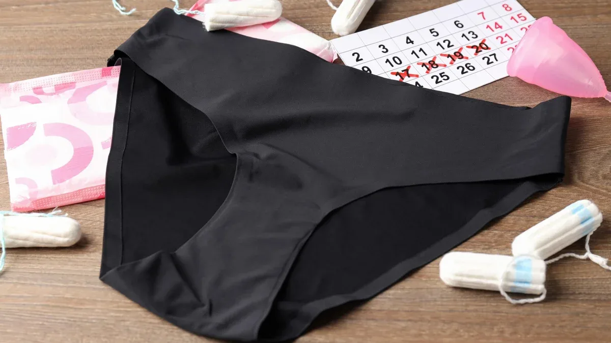 Concept de période de menstruation sur fond de bois, gros plan