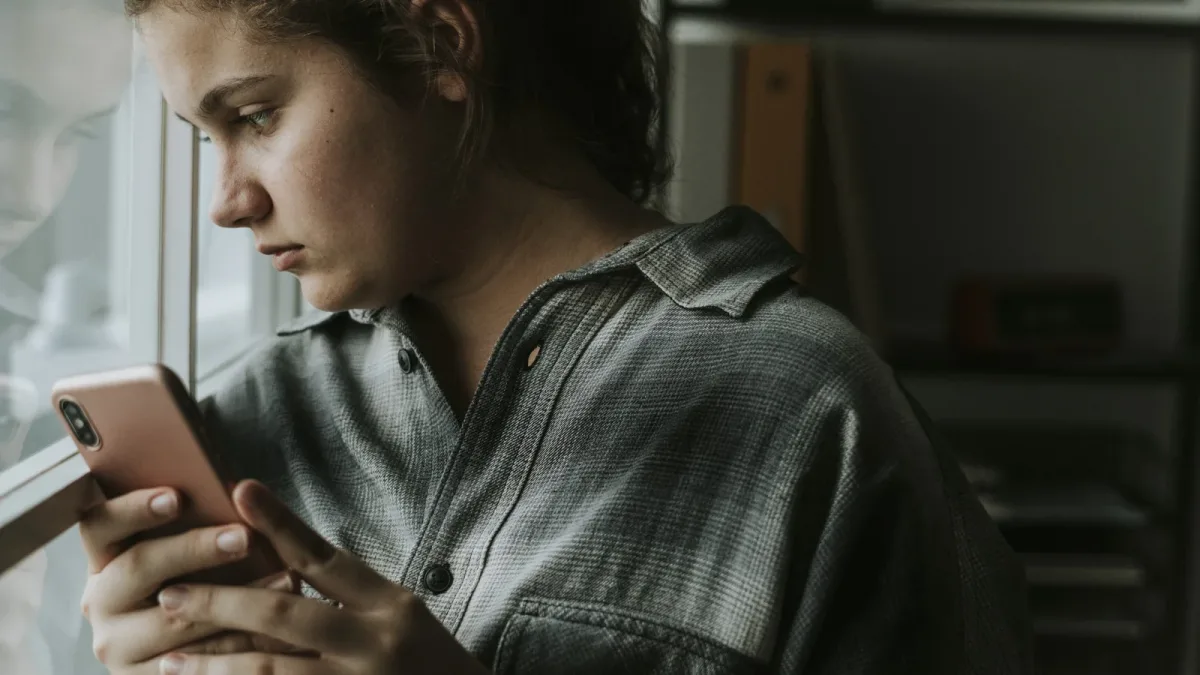 Solitude ou estime de soi : sur quel levier agir après un cyberharcèlement