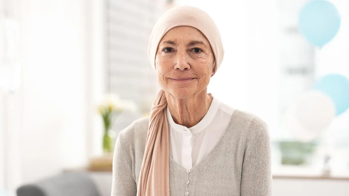 Face à une femme âgée et à un patient atteint de cancer à l'hôpital pour des soins de santé, de bien-être et de guérison Portrait sérieux d'une personne âgée et malade en clinique avec le courage de se battre pour la santé à la retraite