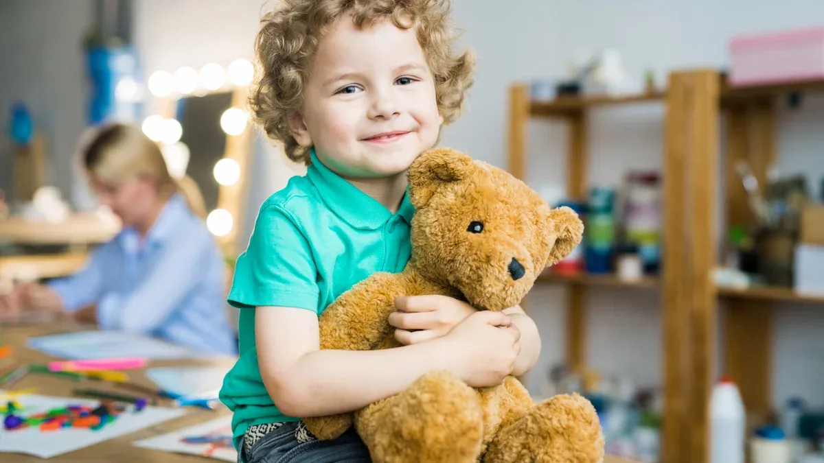 Garçon avec ours en peluche