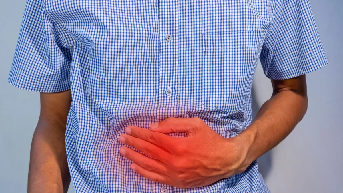 Homme avec mal d'estomac et de douleur abdominale Diarrhée constipation ou faim