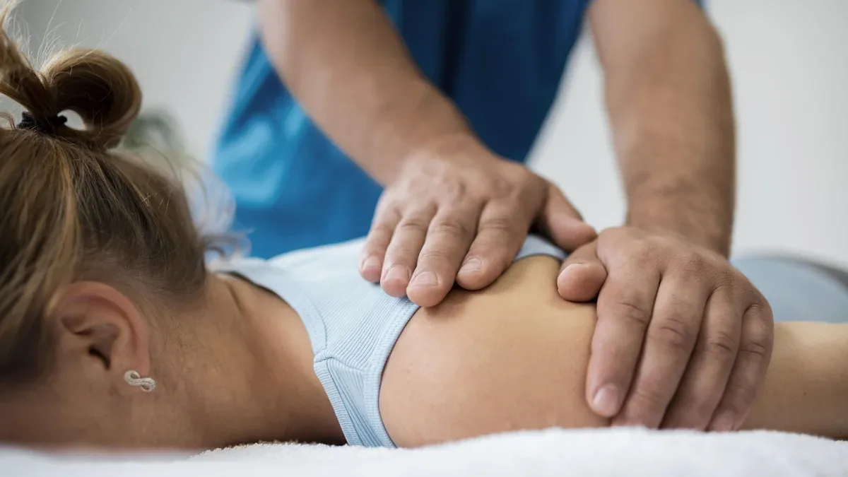 Patient d'ostéopathie recevant le massage de traitement