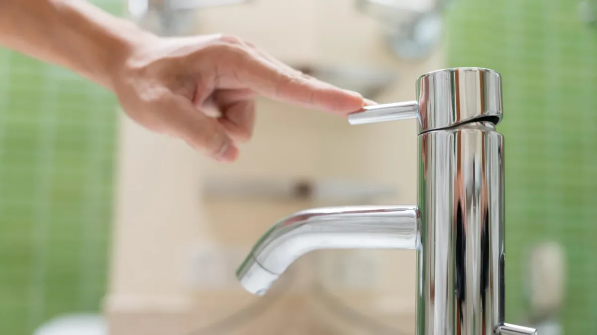 Le contrôle de l’eau du robinet intègre de nouveaux sous-produits du chlore depuis le 1ᵉʳ janvier 2026