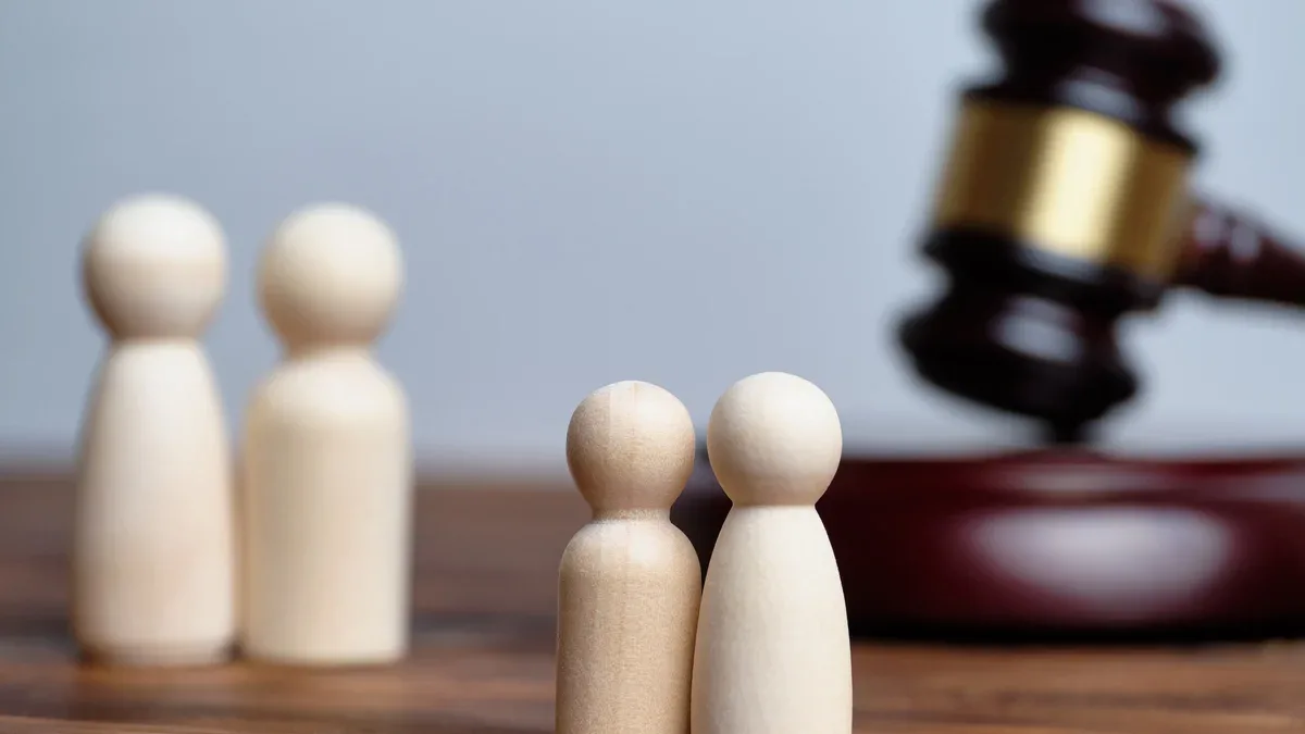 Résumé des enfants et des parents à côté du marteau du juge