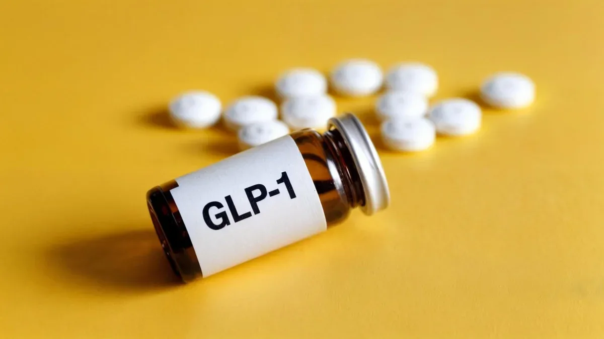 Un flacon étiqueté glp1 sur un fond jaune symbolisant le médicament