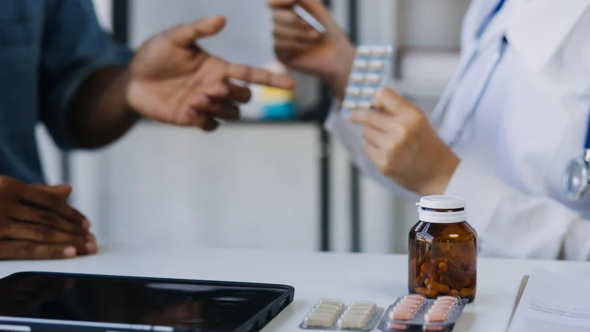 Médecin de sexe masculin écrivant RX prescription copie espace consentement signe de contrat prescrire un remède mode de vie sain soins de santé concept de service médical en ligne