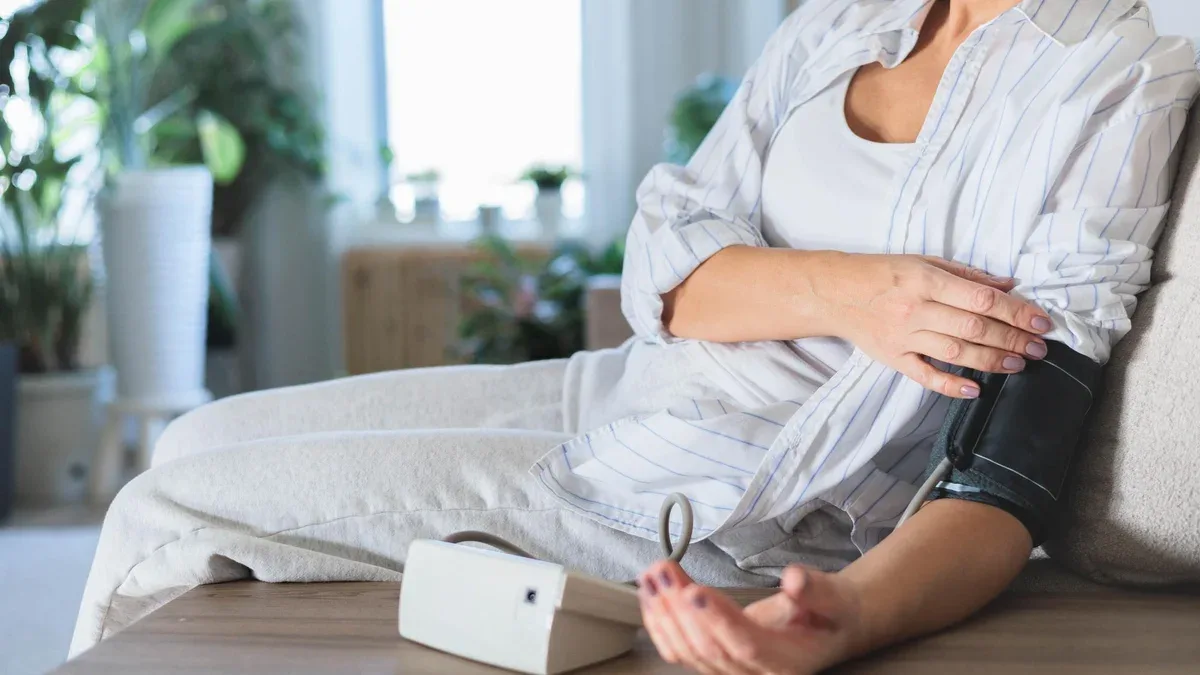 Les mains des femmes mesurent leur propre pression artérielle avec un tonomètre concept hypotension