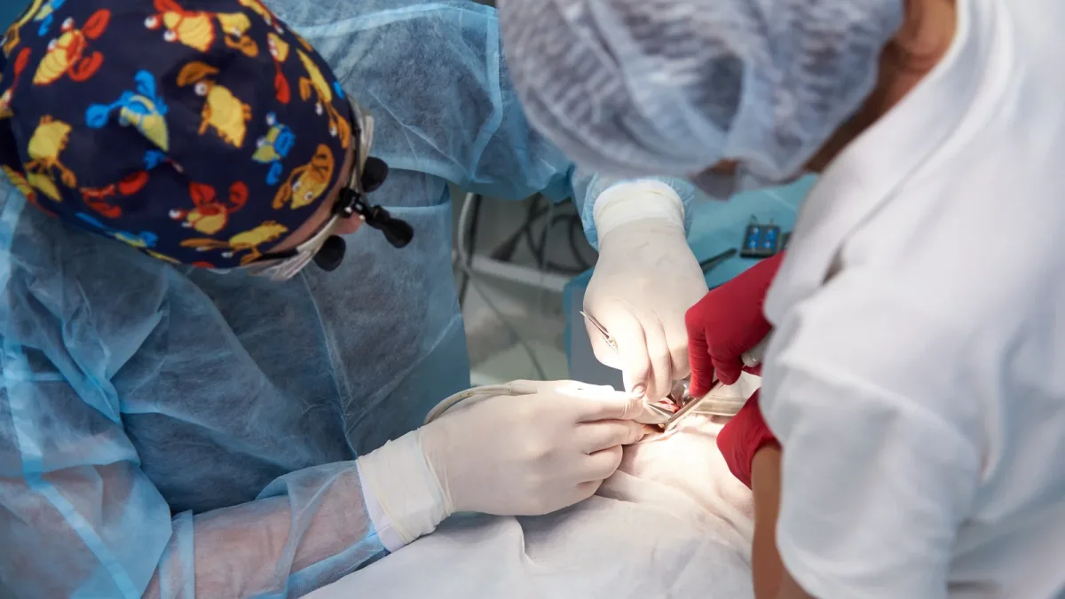 Opération seule ou opération plus embolisation : deux stratégies face à l’hématome sous-dural chronique