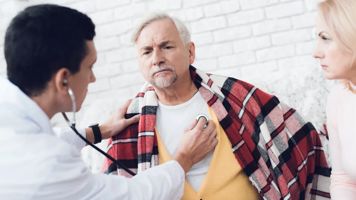 Un médecin est venu chez le vieil homme dans un gilet jaune