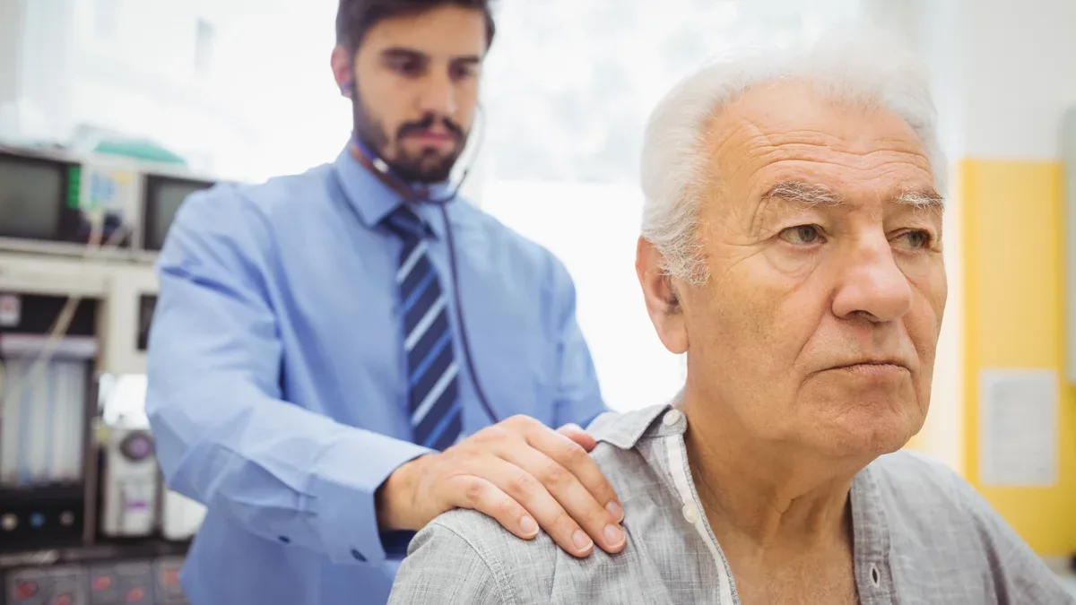 Médecin de sexe masculin examinant un patient