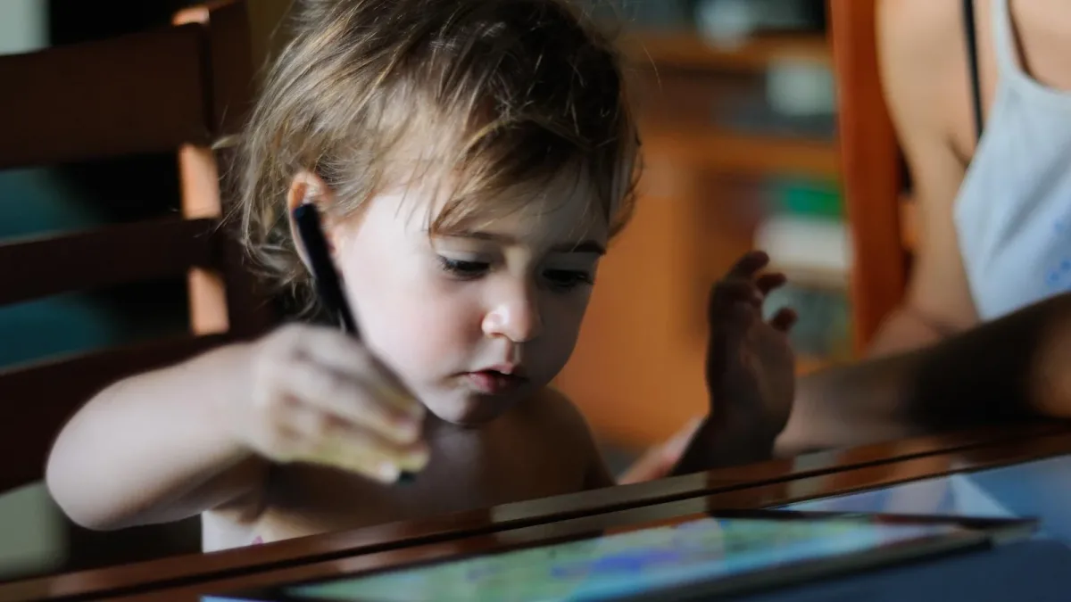 Plus d’écrans dans l’enfance, des réponses plus rapides mais moins exactes à 15 ans