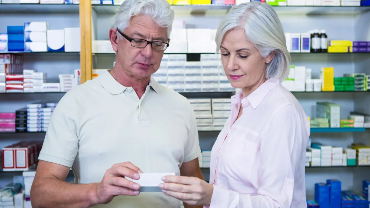 Comment se déroule un bilan de médication en pharmacie après 65 ans