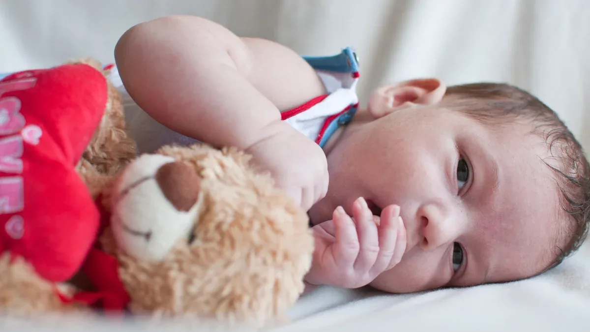 Portrait de mignon petit bébé dormant paisiblement