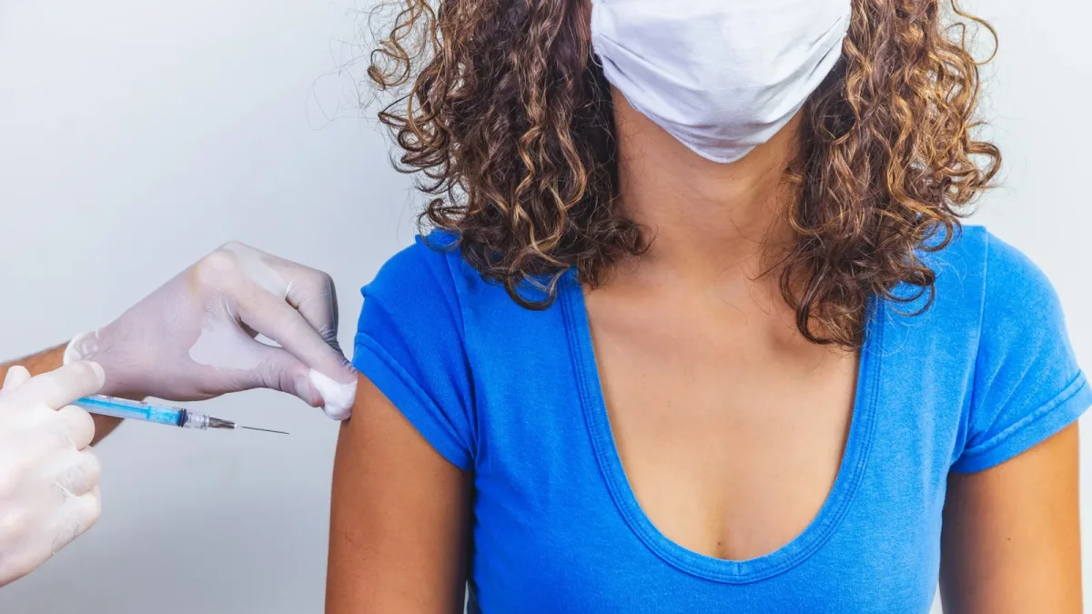 Pourquoi le vaccin grippe ou Covid fait réagir le corps, plus ou moins fort selon l’âge, le sexe et les doses passées