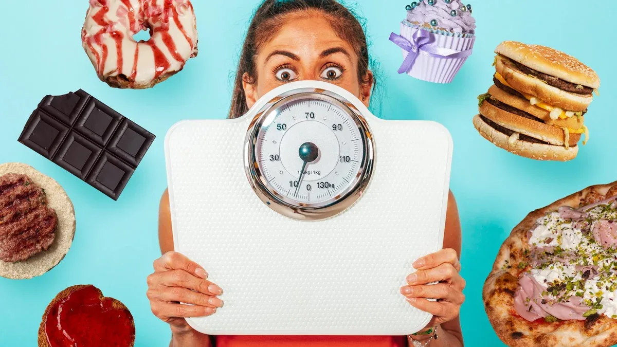 La femme a peur de la mesure du poids avec une balance