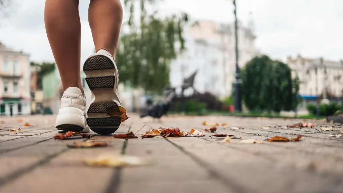 Densité osseuse après 40 ans : ce que deux à trois heures de marche rapide par semaine freinent