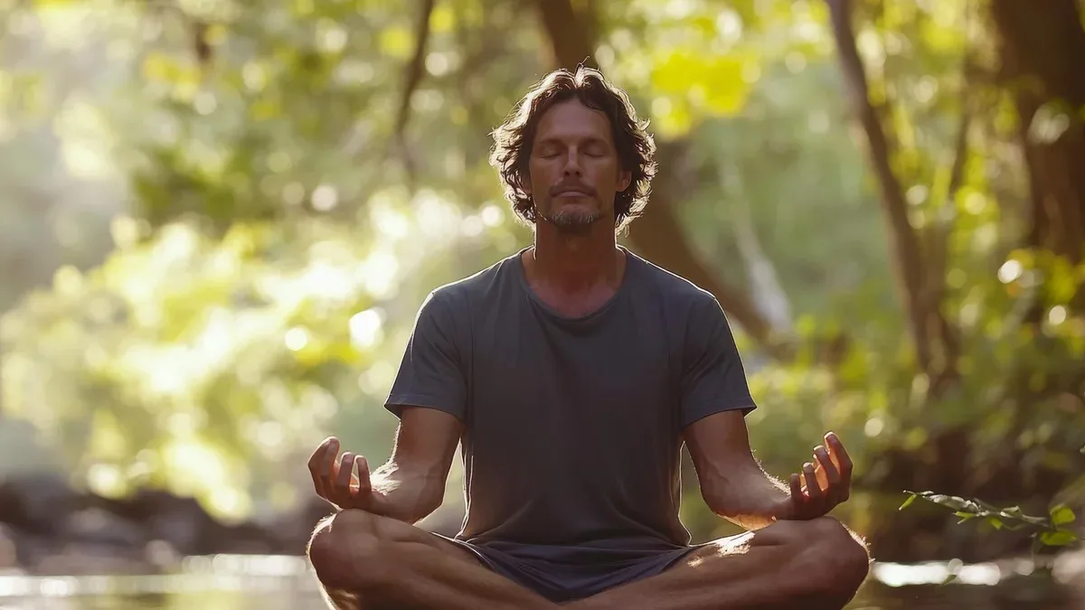 Un homme méditant paisiblement dans un environnement naturel serein assis les jambes croisées avec les yeux fermés