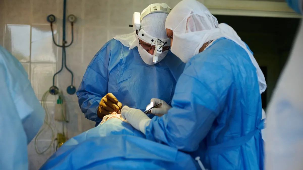 Comment se passe une opération de hernie avec prothèse, et quand une douleur doit alerter