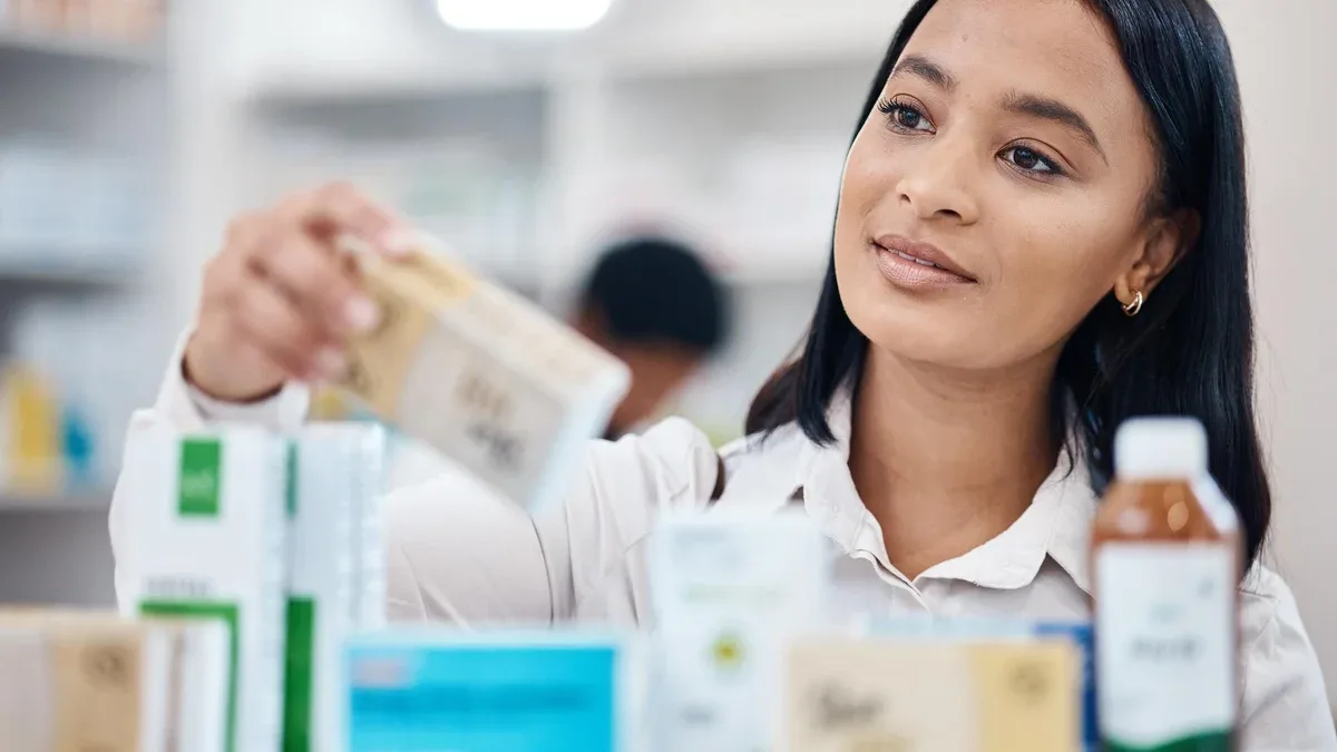 Pharmacie cliente et femme avec des médicaments en pilules et en magasin pour la réflexion sur la santé et la vente au détail