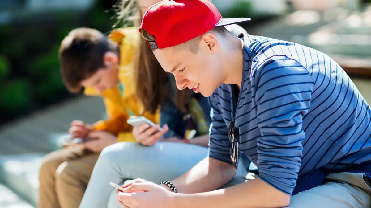 Réseaux sociaux et TDAH à l’adolescence : un lien mesuré, faible, et plus net chez les garçons