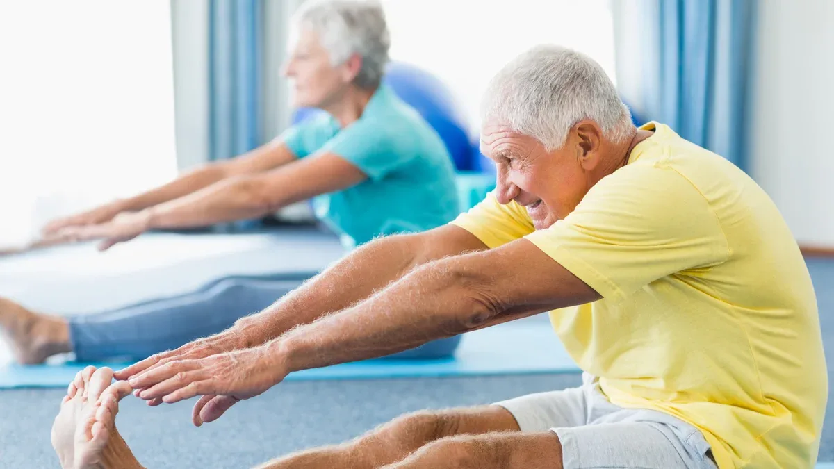 Seniors étirant les jambes