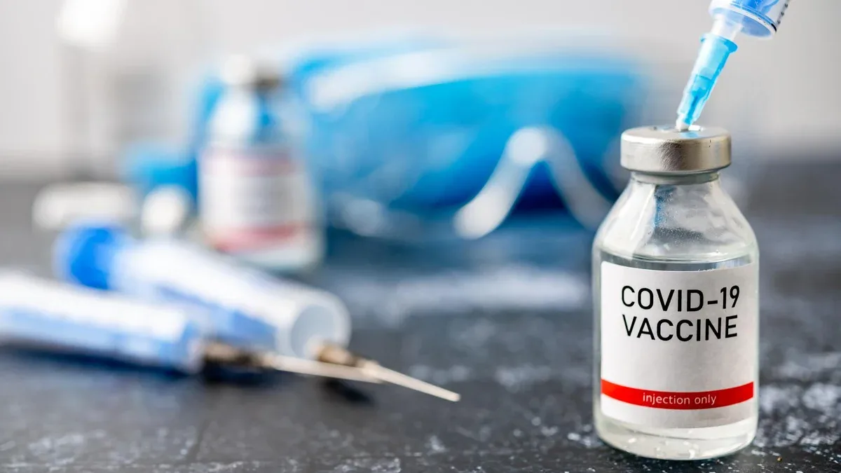 Un flacon unique de vaccin Covid19 Concept médical vaccination traitement par injection hypodermique Injection de vaccin et de seringue