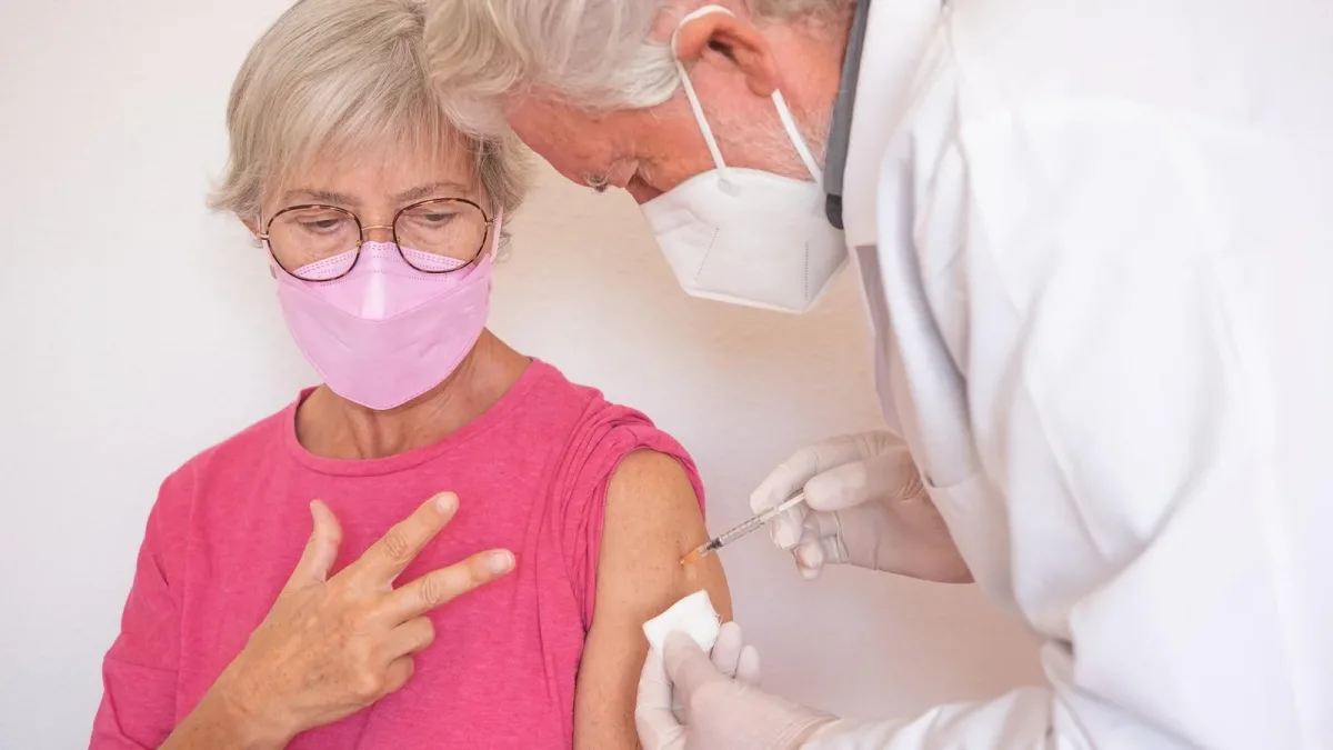 Gratuit dès 65 ans, le vaccin contre la grippe n’a été fait que par 53,7 % des seniors en 2024-2025