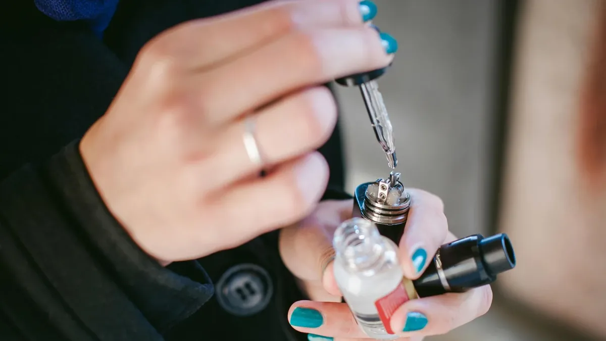 Vapotage ou substituts nicotiniques : deux aides à l’arrêt du tabac, une seule remboursée