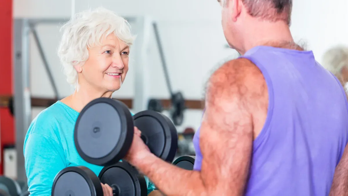 Couple de personnes âgées dans l'haltère de gym