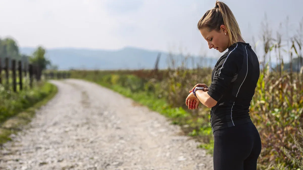 Jeune, sportif, femme, vérification, smartwatch, traqueur