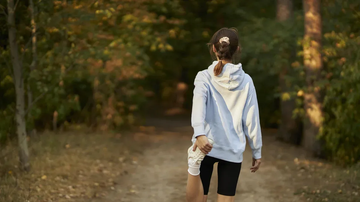 Une jeune fille fait des exercices du matin. Jeune femme athlétique faisant des exercices du matin dans le parc.
