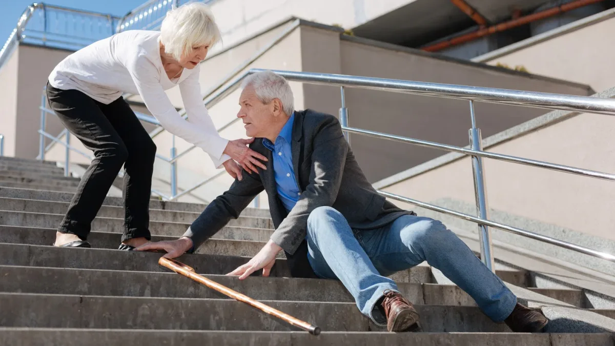 Prévention des chutes chez les seniors : un bénéfice modeste, limité aux chutes répétées