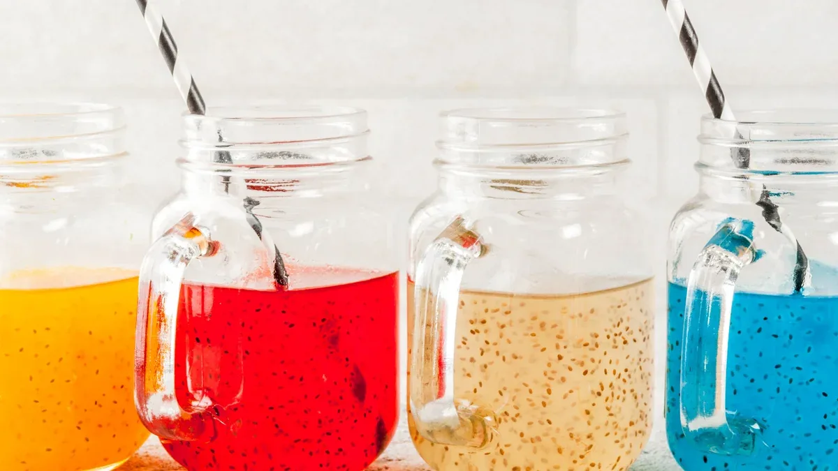 Ensemble de boisson aux graines de chia différentes, cocktails de fruits tropicaux