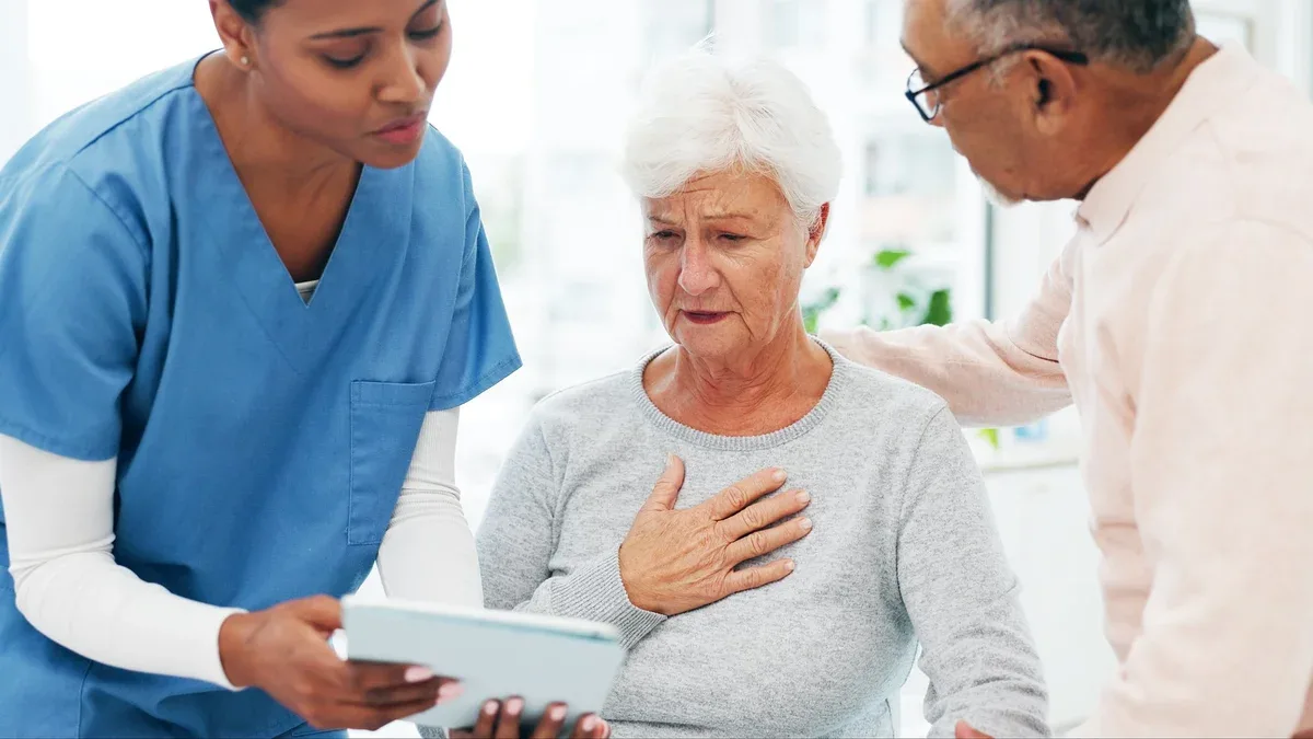 Médecin avec tablette ou couple âgé en consultation en clinique pour un diagnostic ou un retour sur des symptômes, service médical pour homme ou femme mûr à l'hôpital, choc ou informations de santé concernant l'anxiété liée au rétablissement ou la technologie