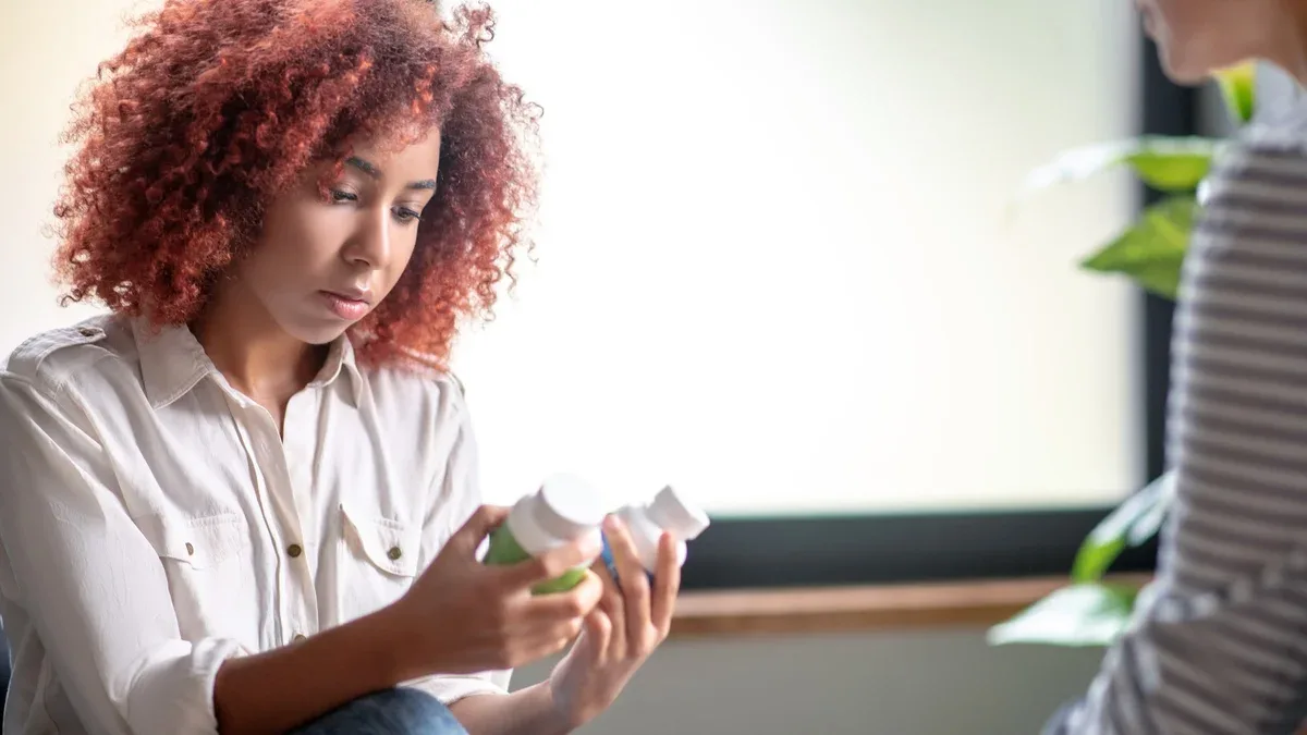 Jeune femme bouclée parlant à son psychothérapeute